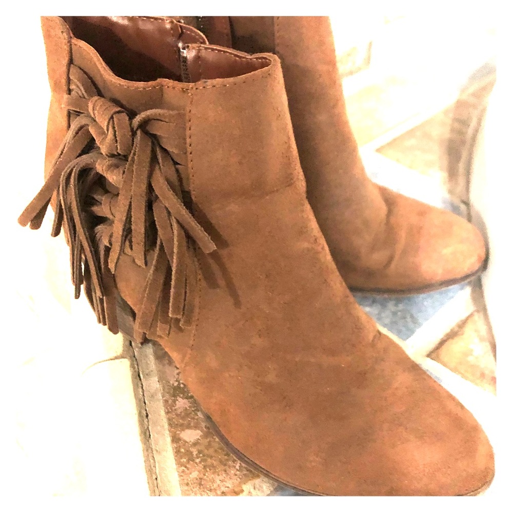 Suede booties with fringe